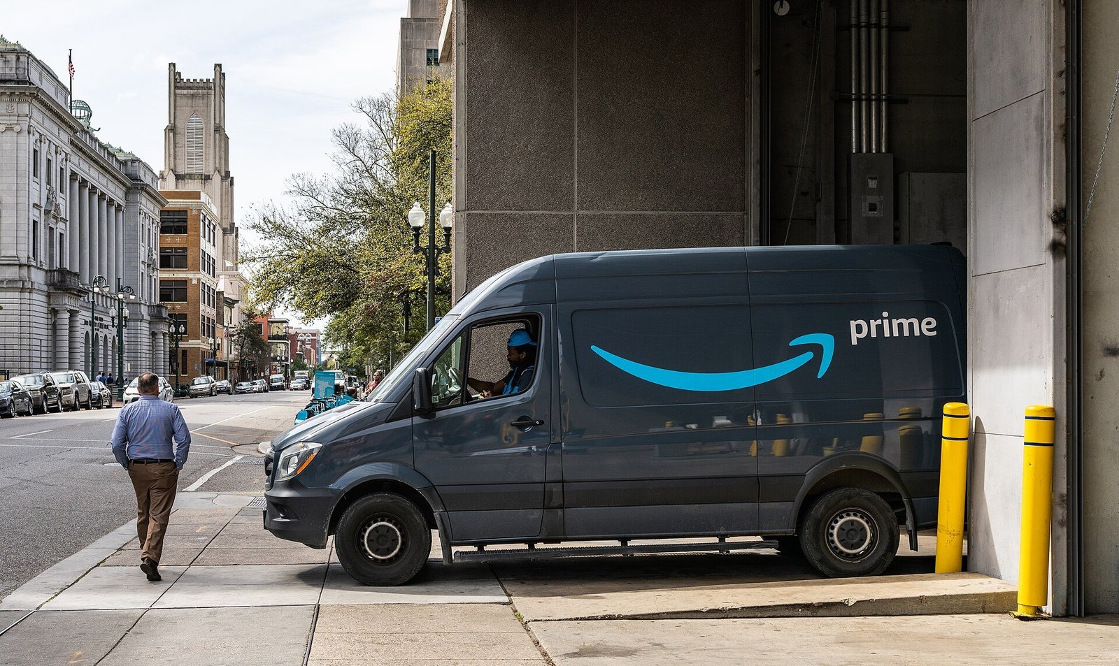 Camioneta de reparto de Amazon Prime en Nueva Orleans