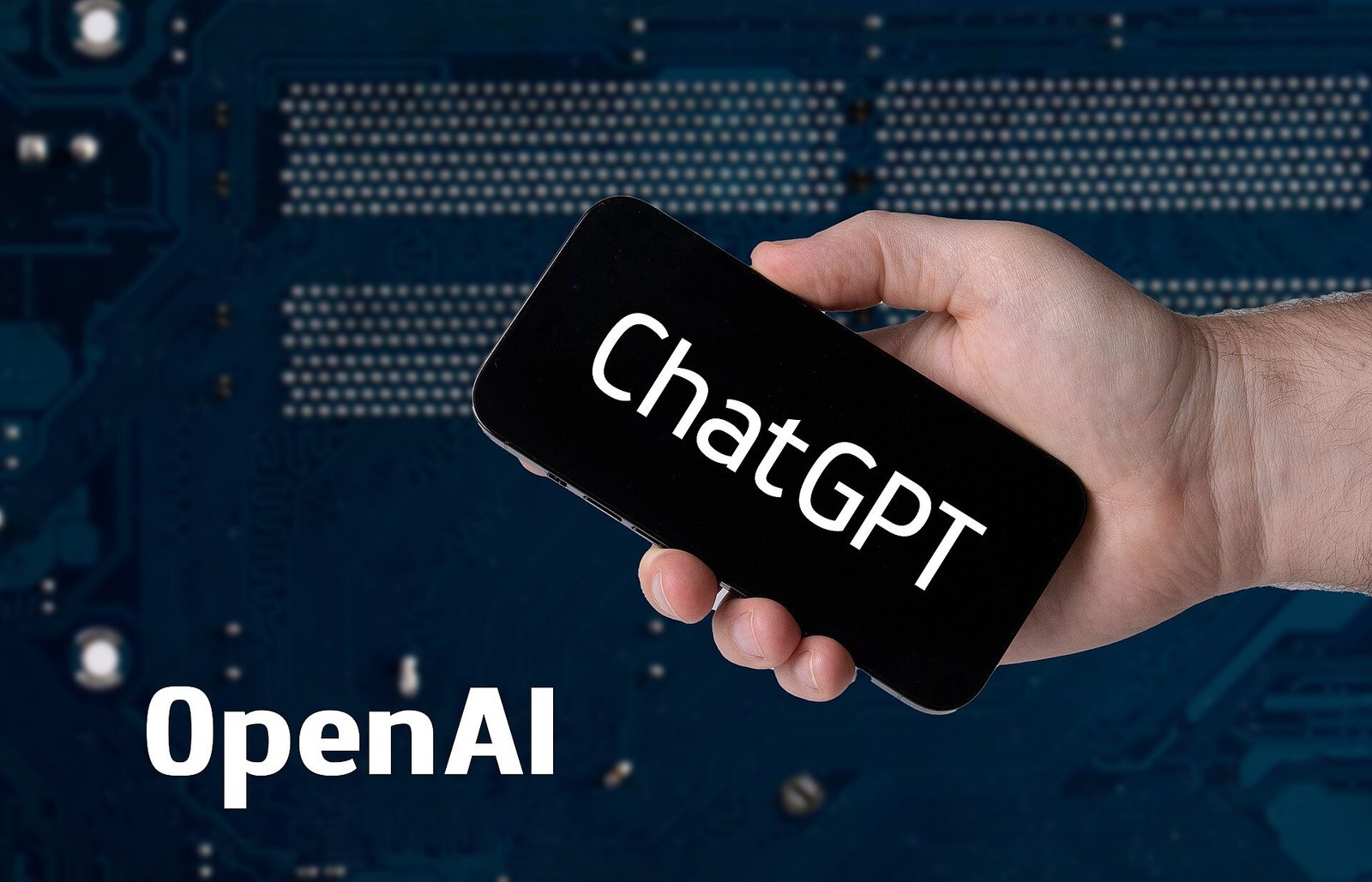 Persona usando ChatGPT en un teléfono móvil
